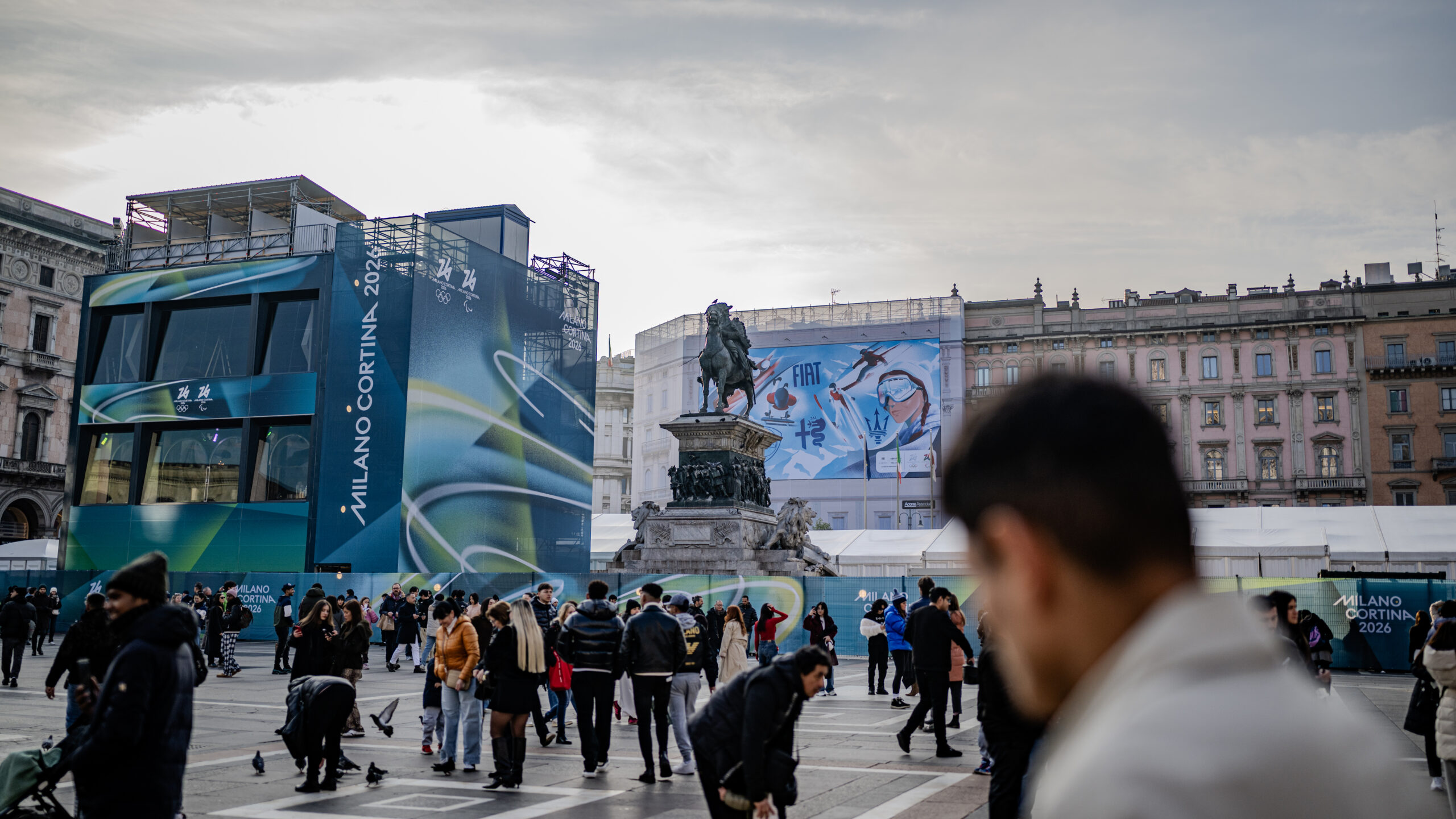 Milano Cortina i oznaczenia olimpijskie w centrum Mediolanu