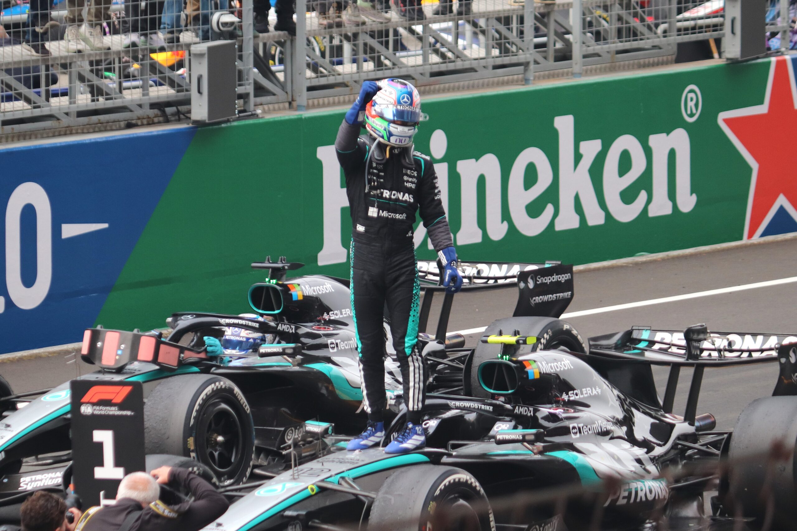 Andrea Kimi Antonelli świętuje wynik po Grand Prix Chin